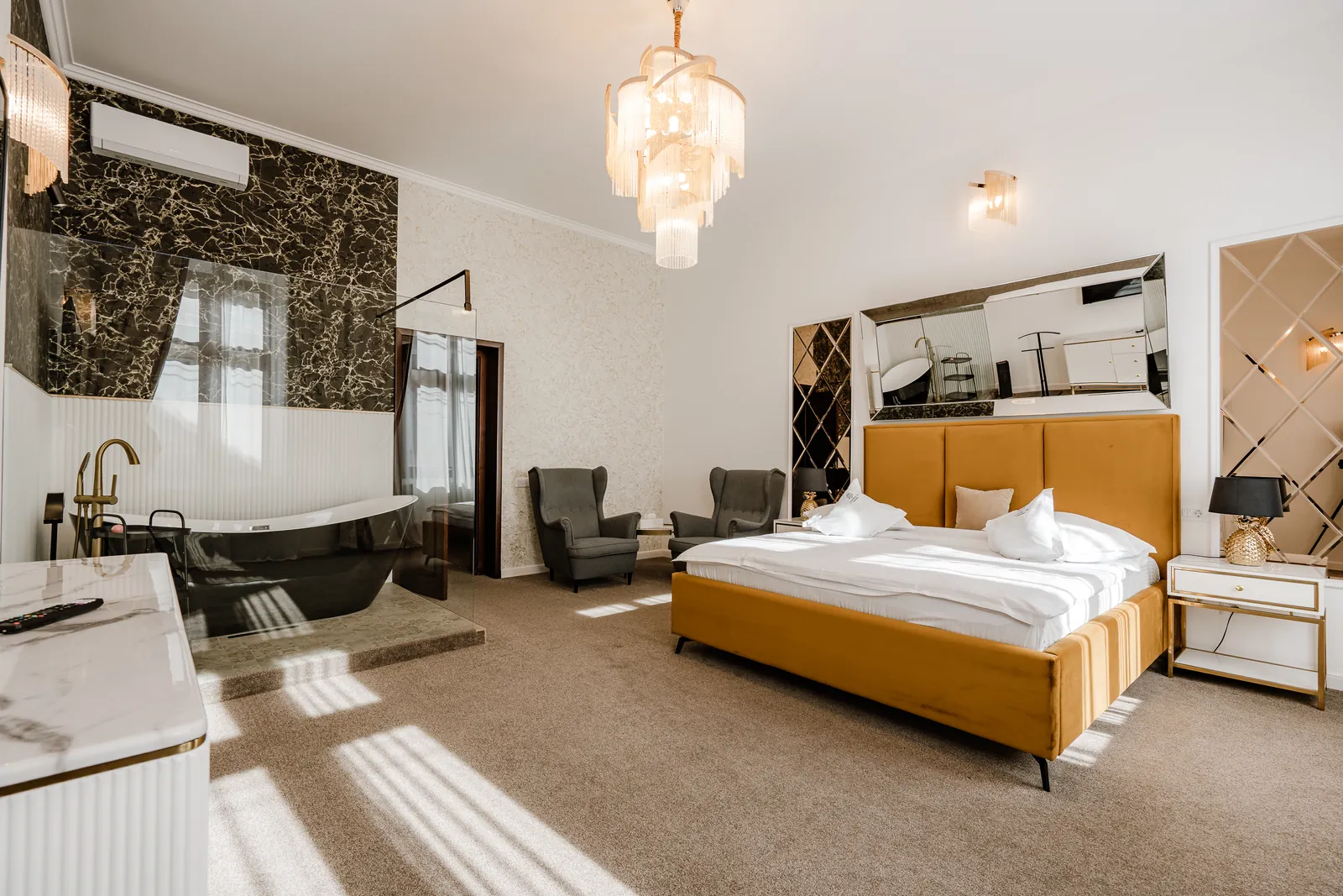 Apartamentul Deluxe, cu cadă freestanding și ferestre înalte