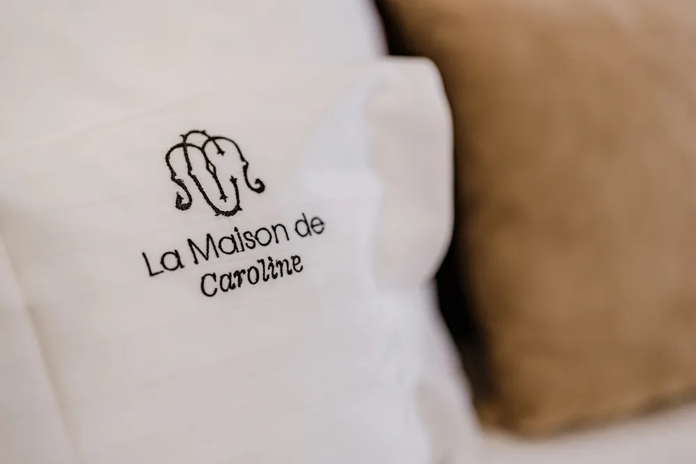 Pernă brodată cu monograma La Maison de Caroline