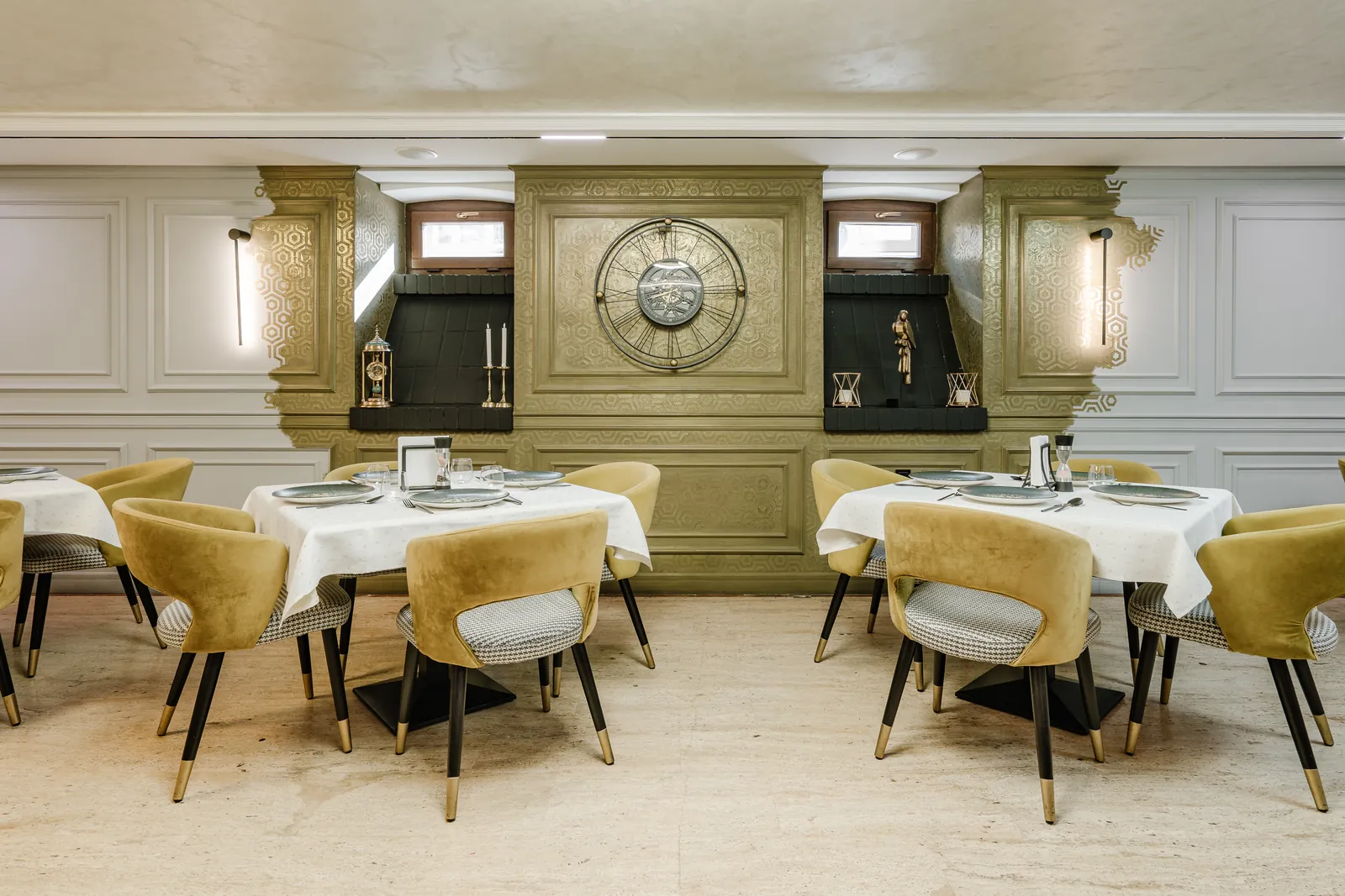 Sala restaurantului, cu pereți decorați în stil clasic și ceas metalic