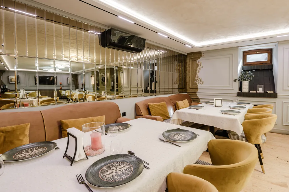 Colț al restaurantului cu banchetă și oglinzi